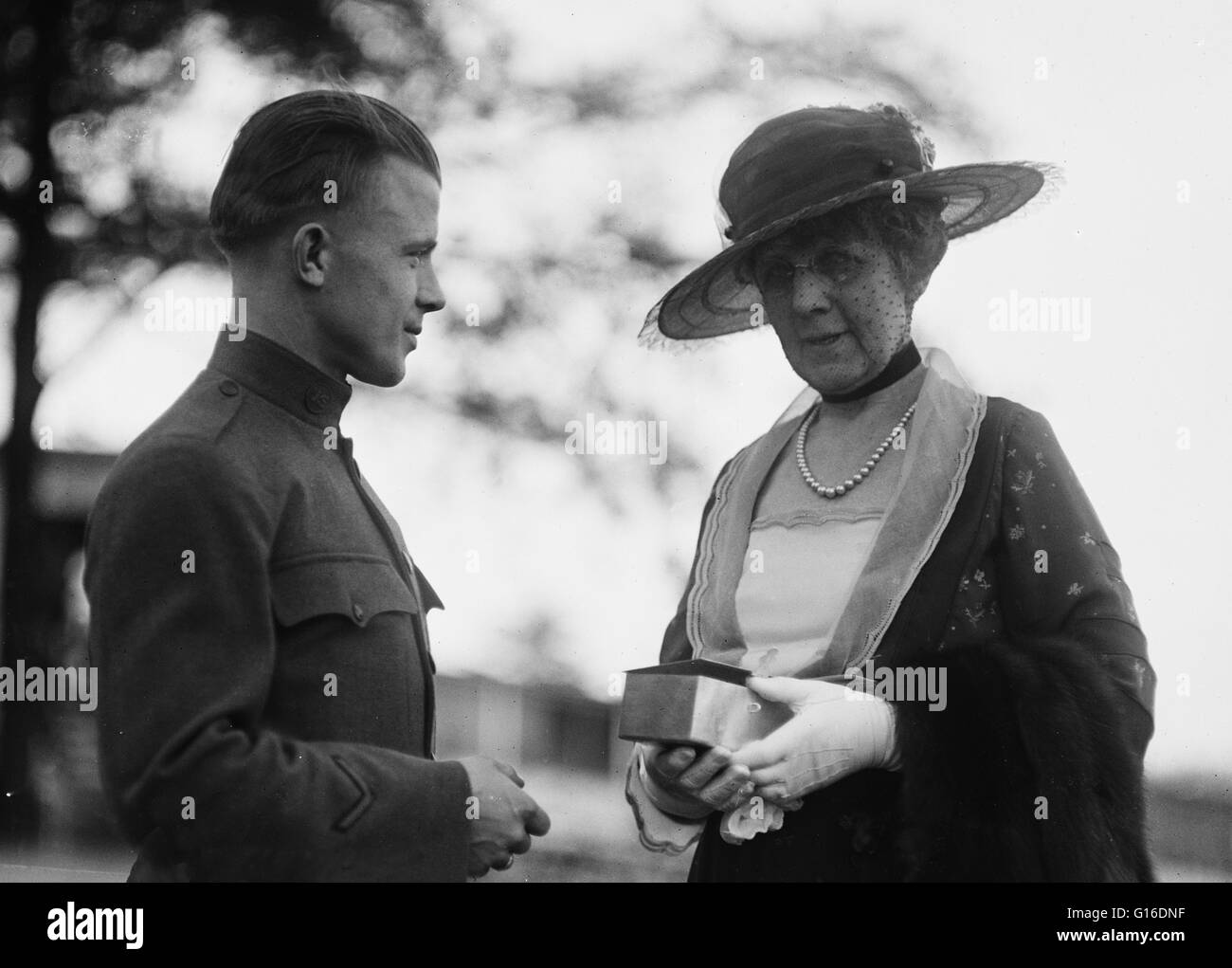 Mme Harding avec soldat non identifié. Florence Mabel Kling Harding (15 août 1860 - 21 novembre, 1924) était l'épouse de Warren G. Harding, et la Première Dame des États-Unis de 1921 à 1923. Visant à devenir un pianiste de concert, Florence a entrepris des études Banque D'Images