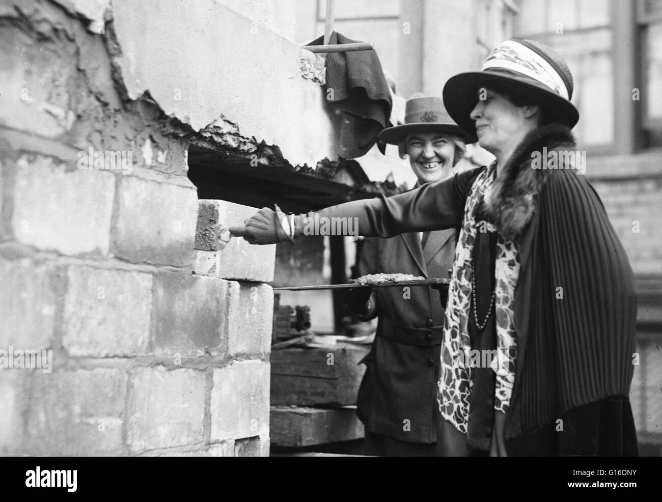 Photographie candide intitulé 'Mrs. Calvin Coolidge portant 'Home Sweet Home' le modèle au sud de le Conseil du Trésor au cours [...] convention et qui a été remise à la Girl Scouts pour un foyer national. Mme Herbert Hoover épouse du secrétaire du Commerce Banque D'Images