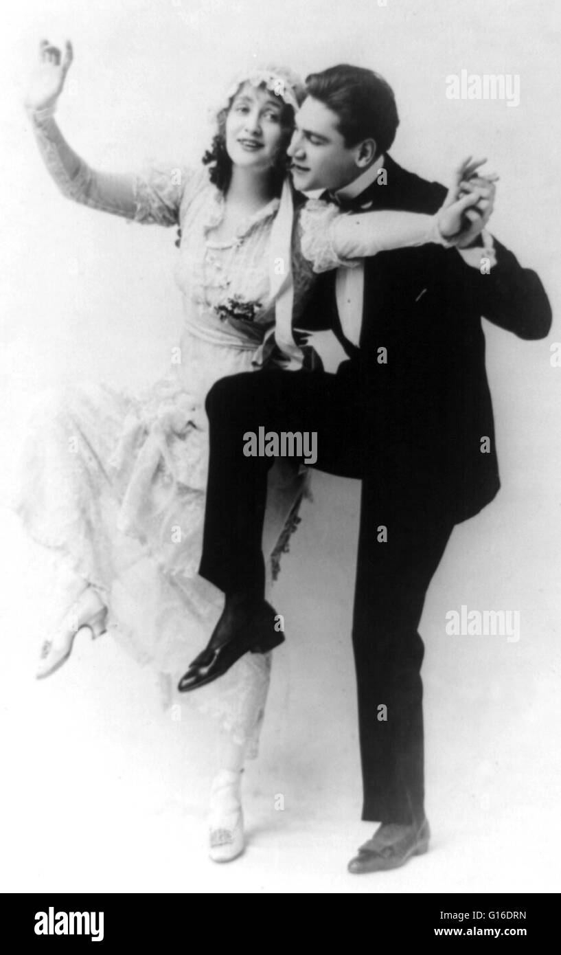 Man in tuxedo et femme en robe de danse. Une robe de mariage ou robe de mariage est le vêtement porté par la mariée au cours d'une cérémonie de mariage. La couleur, le style et l'importance de la robe de cérémonie peut dépendre de la religion et de la culture du mariage participan Banque D'Images