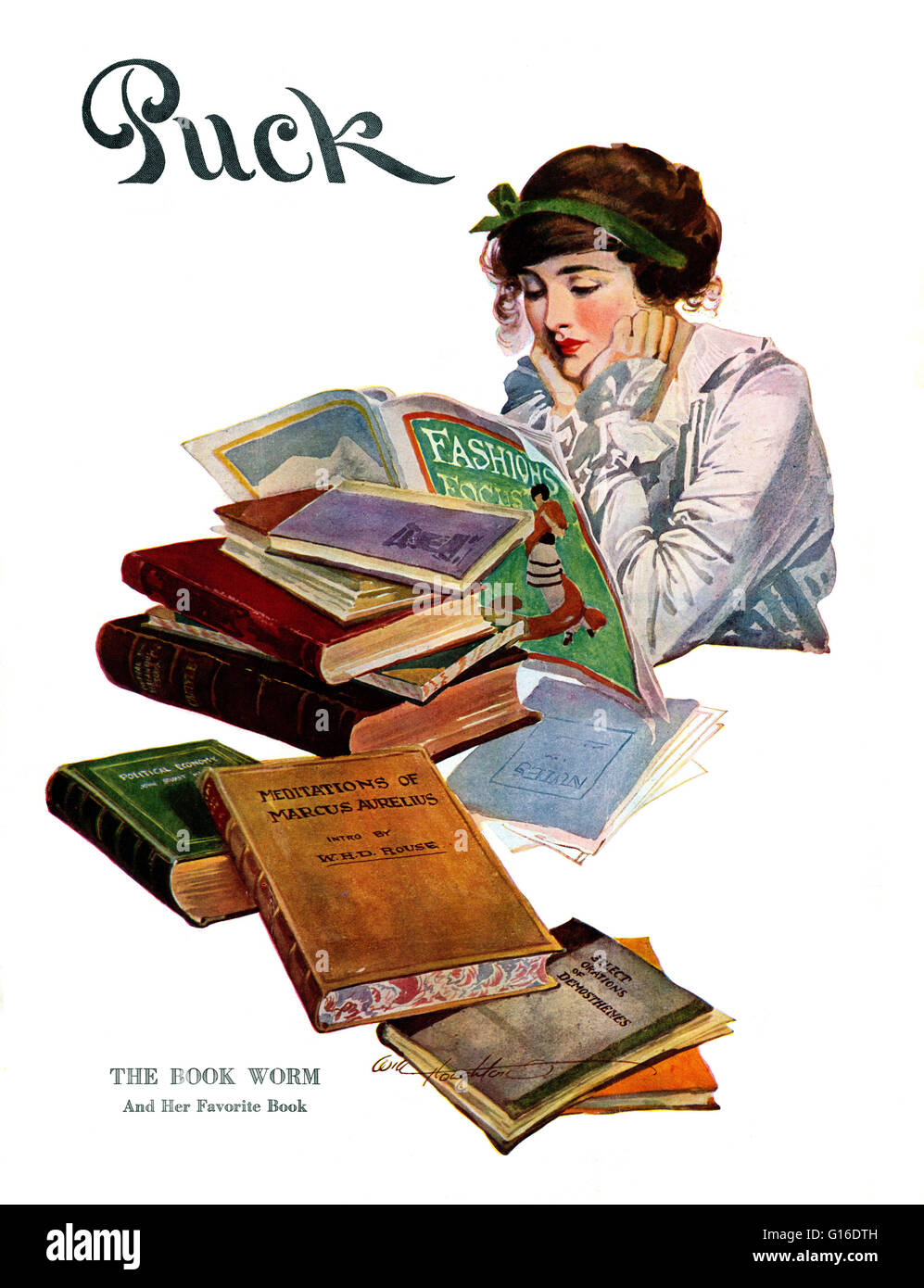 Jeune femme assise à une table avec de nombreux livres, mais elle est en train de lire 'Fashion Focus', un magazine de mode. La mode est un style populaire ou la pratique, surtout dans les vêtements, chaussures, accessoires, maquillage, ou les meubles. La mode est un signe distinctif et souvent Banque D'Images