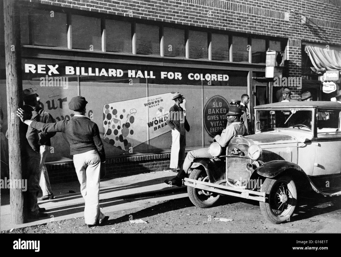 Intitulé : 'Beale Street, Memphis, Tennessee.' La ségrégation est la séparation des êtres humains en groupes raciaux dans la vie quotidienne. Il peut s'appliquer aux activités comme manger dans un restaurant, boire de l'eau d'une fontaine, à l'aide d'une toilette publique, assistant à l'école, t Banque D'Images