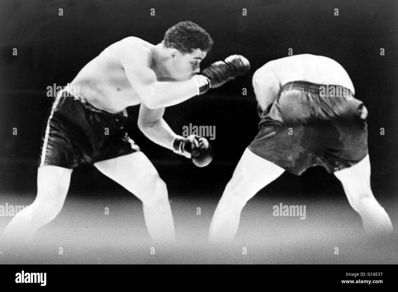 Intitulé : "Joe Louis cherche une ouverture pendant le match de boxe avec Max Schmeling.' En 1936, Louis a été classé # 1 dans la division des poids lourds et avait gagné l'Associated Press' 'Athlète de l'année pour 1935. Ce qui était considéré comme un fi Banque D'Images