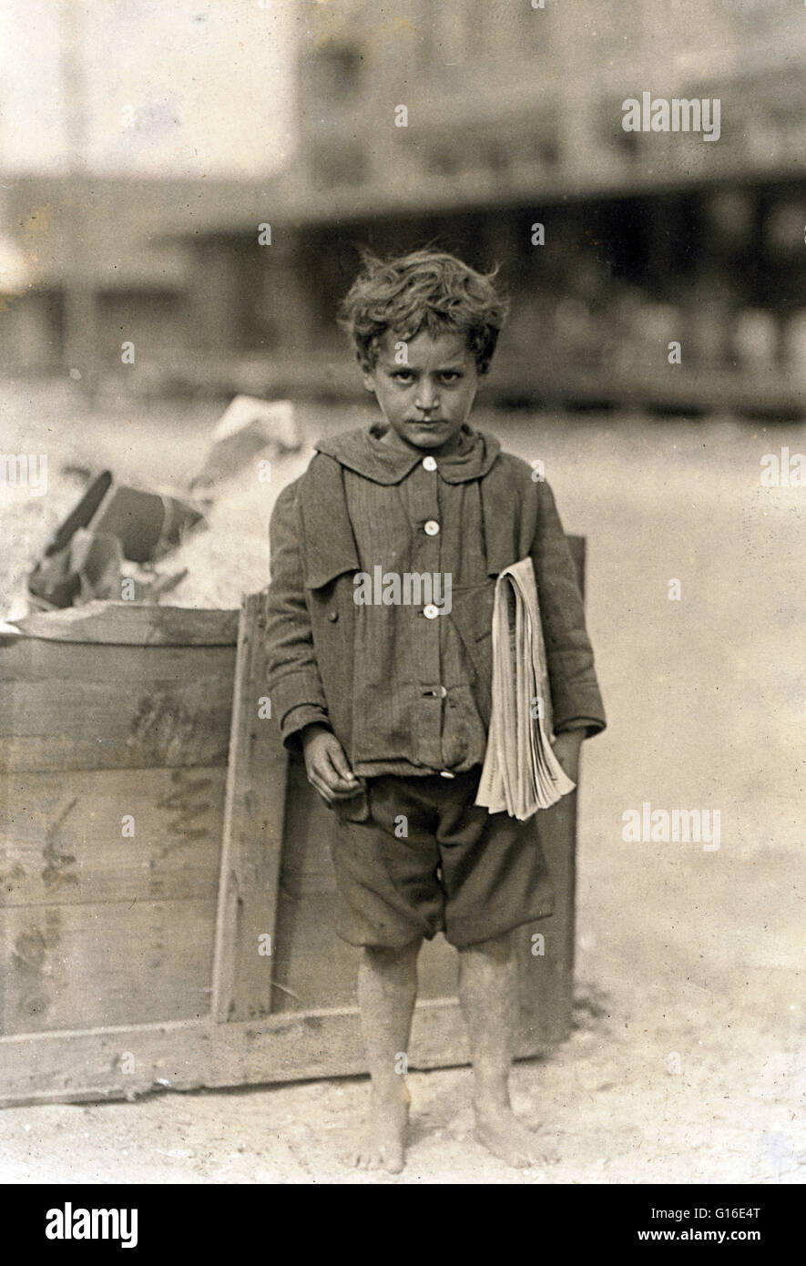 Intitulé : "L'un des plus jeune newsboys. 4 ans et vendeur régulier. Emplacement : Tampa, Floride, mars 1913.' La position de paperboy occupe une place importante dans de nombreux pays, dont les États-Unis, le Canada, le Royaume-Uni, l'Australie, ne Banque D'Images