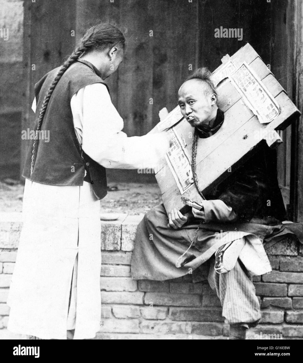 Intitulé : "l'alimentation d'un prisonnier dans la cangue, Chine.' Une cangue est un appareil qui a été utilisé pour l'humiliation publique et de châtiments corporels en Chine et dans d'autres parties de l'Asie de l'Est et en Asie du sud-est jusqu'au début du xxe siècle. Un cangu typique Banque D'Images