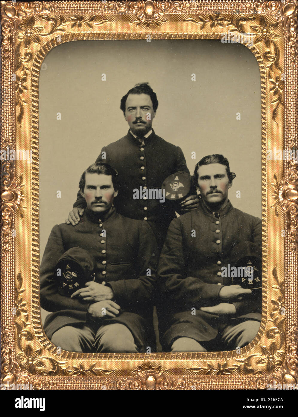 Intitulé : 'Union européenne les soldats et les frères jumeaux Bartlett et John Ellsworth avec frère Samuel Ellsworth d'une compagnie d'infanterie, 12e au New Hampshire, vers 1861-1862." Les jumeaux sont deux rejetons produits par la même la grossesse. Peut être soit des jumeaux monozygotes (ident Banque D'Images