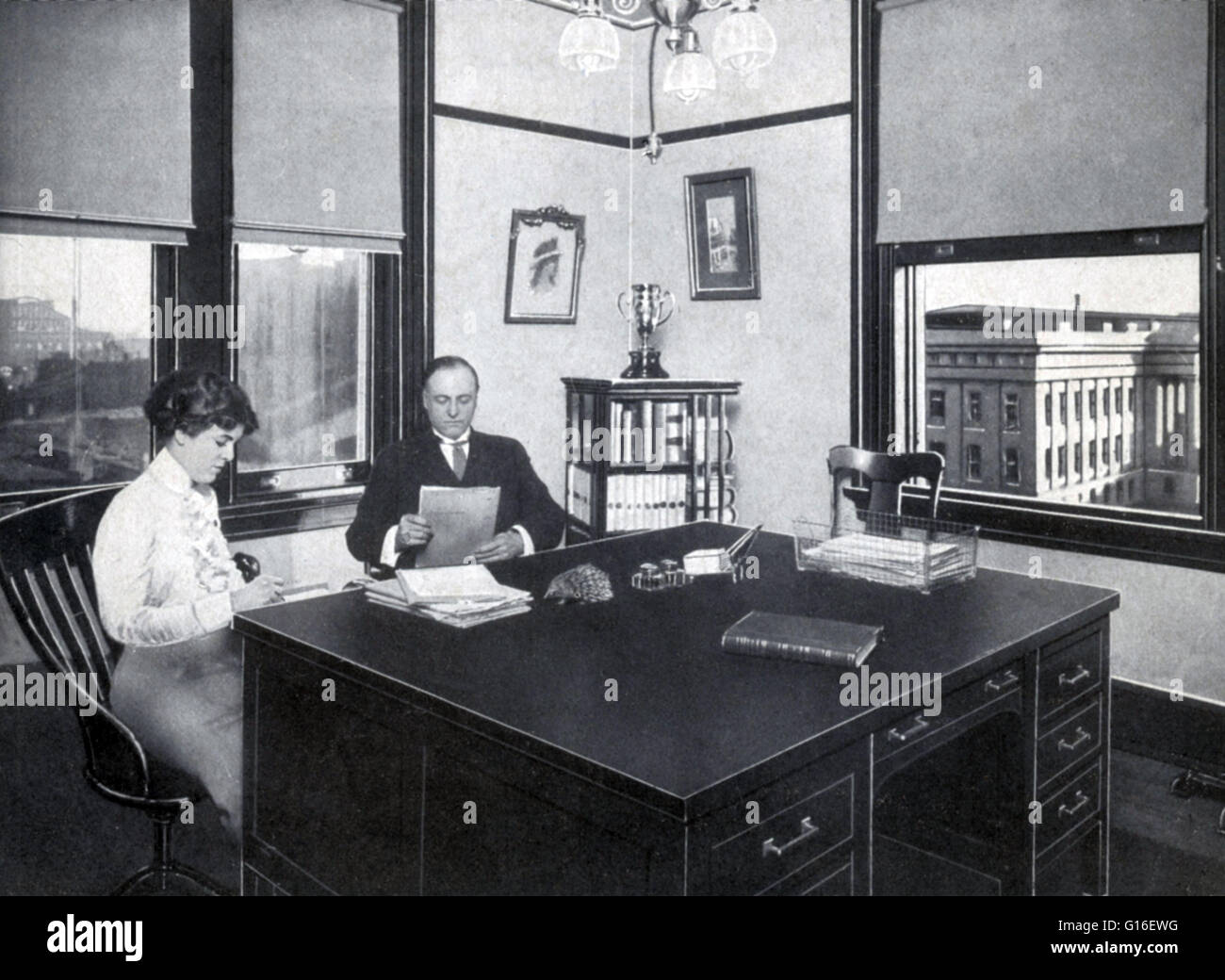 Bureau privé, Victor J. Evans avec vue sur des brevets à travers la vitre. Washington, DC, 1890. Un bureau est une pièce, ensemble de chambres, ou de l'immeuble où l'entreprise d'une organisation commerciale ou industrielle ou d'une personne professionnelle est menée. Dans l Banque D'Images