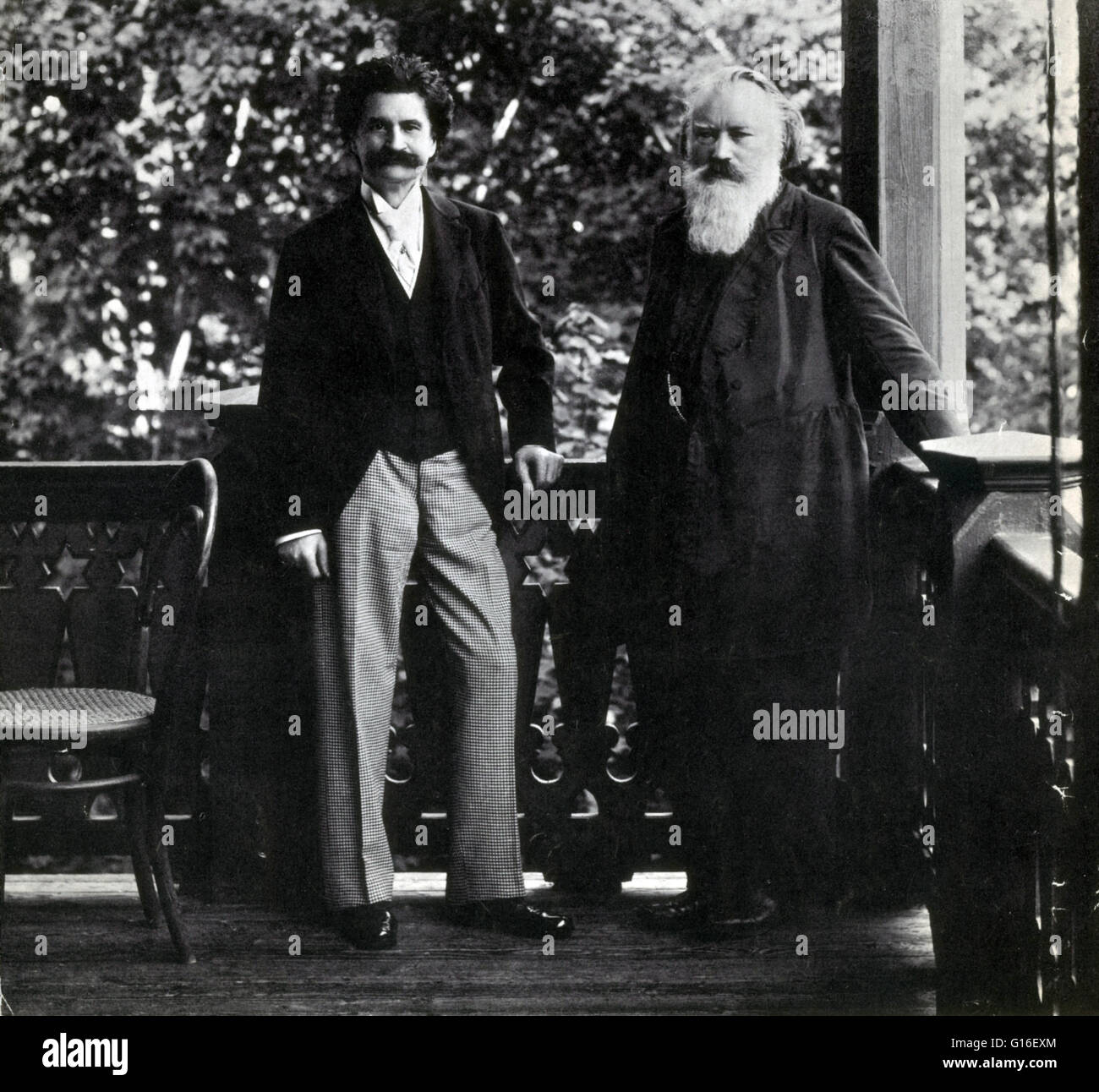 Johannes Brahms était un ami personnel de Strauss ; ce dernier a dédié sa "valse umschlungen Millionen, eid !' ('être embrassé, vous Millions !'), Op. 443, à lui. Une histoire est racontée dans les biographies des deux hommes que l'épouse de Strauss, Brahms avec une approche d'Adele Banque D'Images