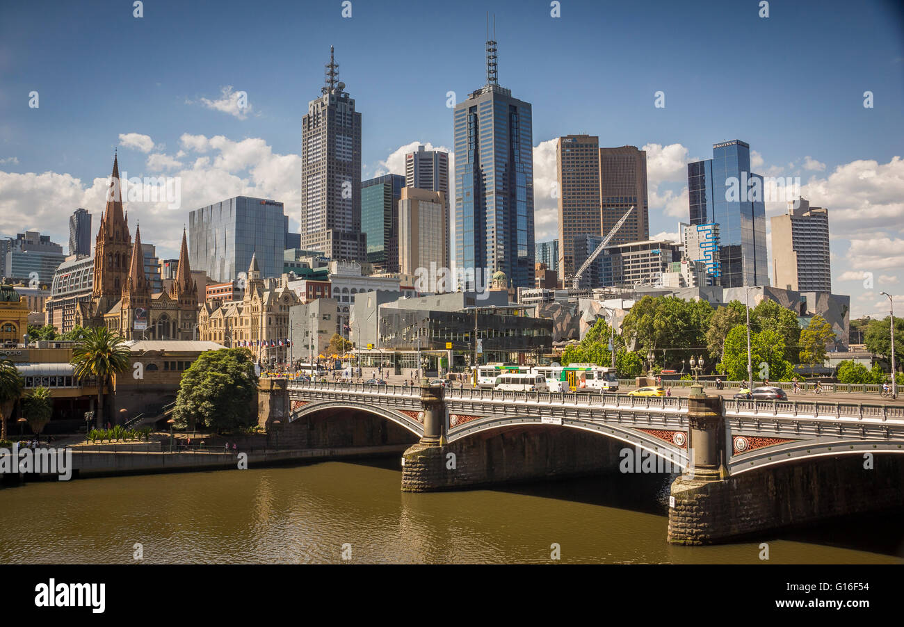 Au-dessus de la rivière Yarra Princes Bridge menant à la gare de Flinders Street avec les toits de Melbourne Banque D'Images