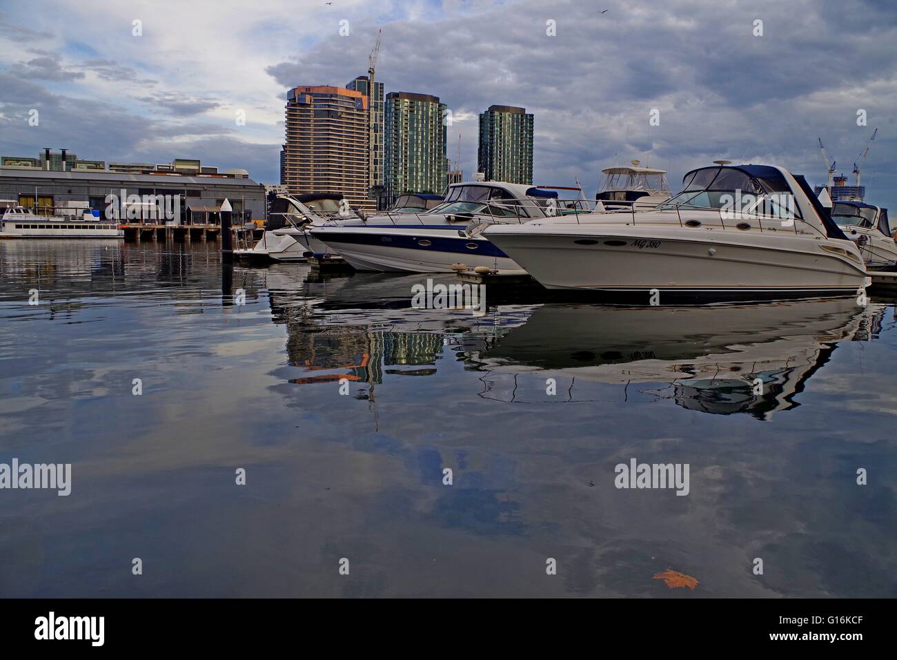 Scènes de l'eau dans les Docklands, Melbourne, Australie avec des bateaux et des bâtiments d'architecture moderne Banque D'Images