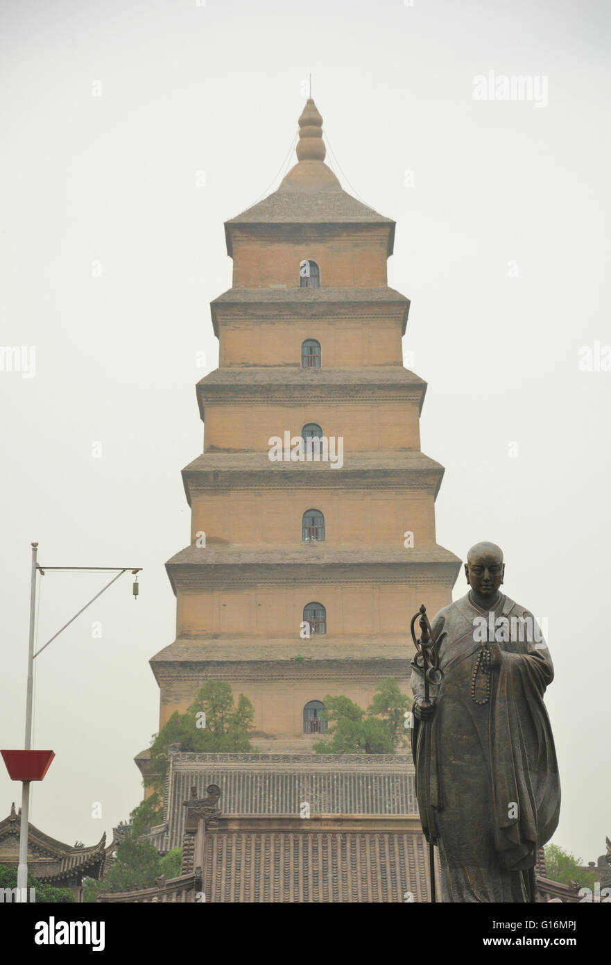 Statue de Bouddha près de la Grande Pagode de l'oie sauvage dans la ville de Xian dans la province du Shaanxi en Chine. Banque D'Images