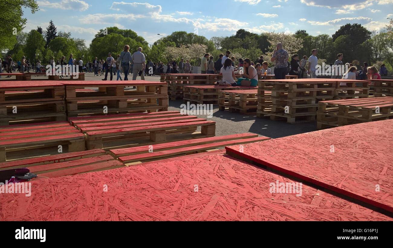 Des vacances ensoleillées dans le parc Gorkogo à Moscou. Domaine de l'alimentation de couleur rouge avec cort table sur 07 mai 2016. Banque D'Images