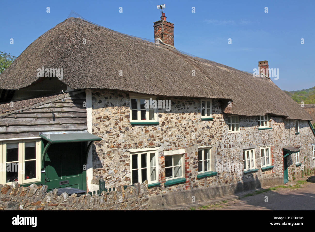 Une rangée de chaumières dans un village du Devon donne un goût de l'anglais la vie du village. Banque D'Images