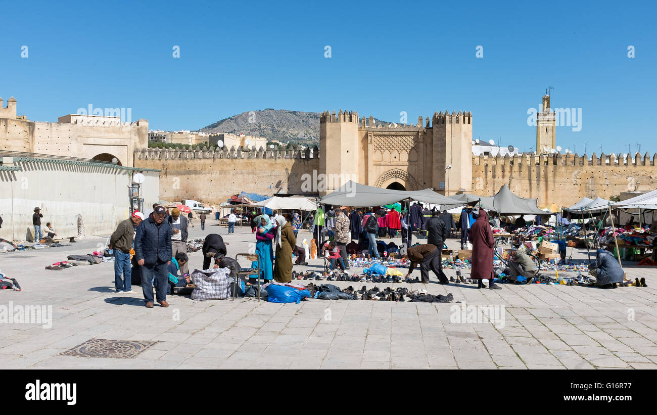 La place du marché dans une ancienne de Fès, Maroc Banque D'Images