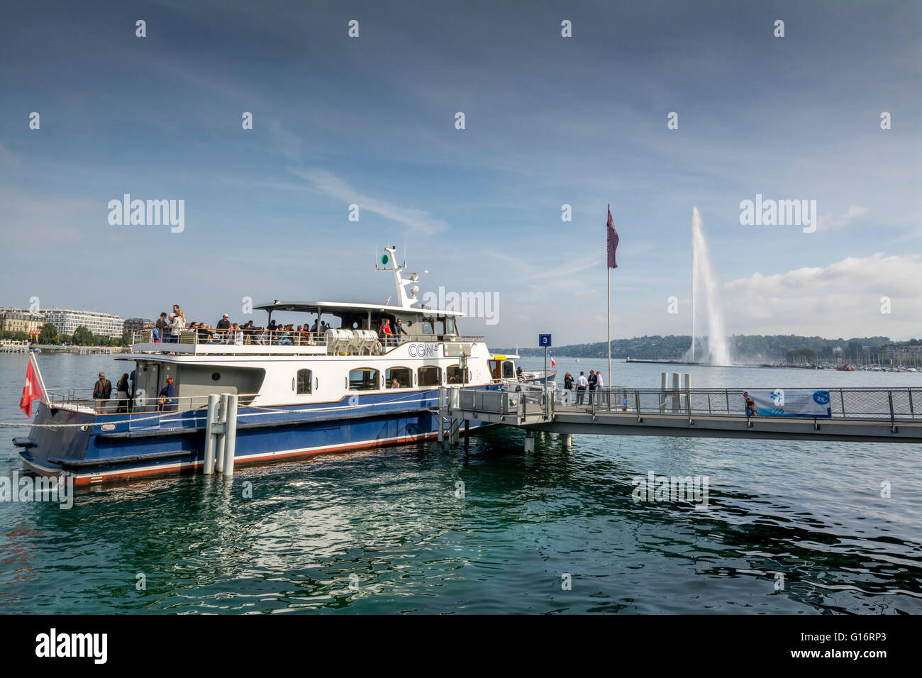 Bateau de croisière amarrage au lac de Genève avec jet d'eau en arrière-plan sur une belle journée, Suisse Banque D'Images