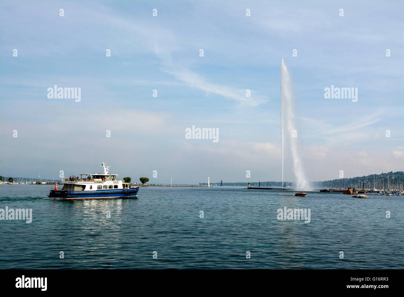 Découvrez la beauté de l'emblématique jet d'eau de Genève survolant le lac Léman en Suisse Banque D'Images