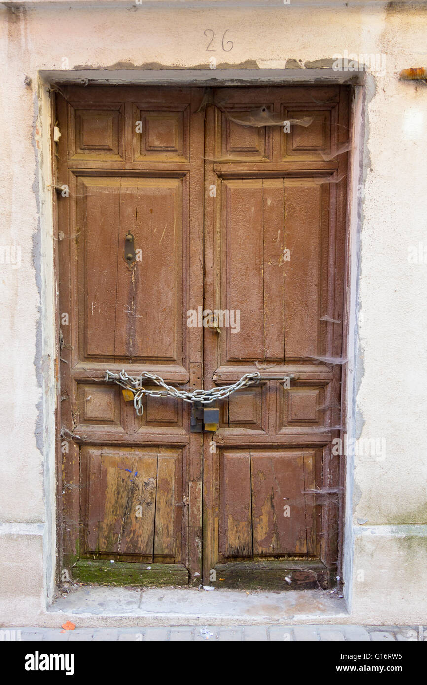 Vieille porte en bois, sur une façade Banque D'Images