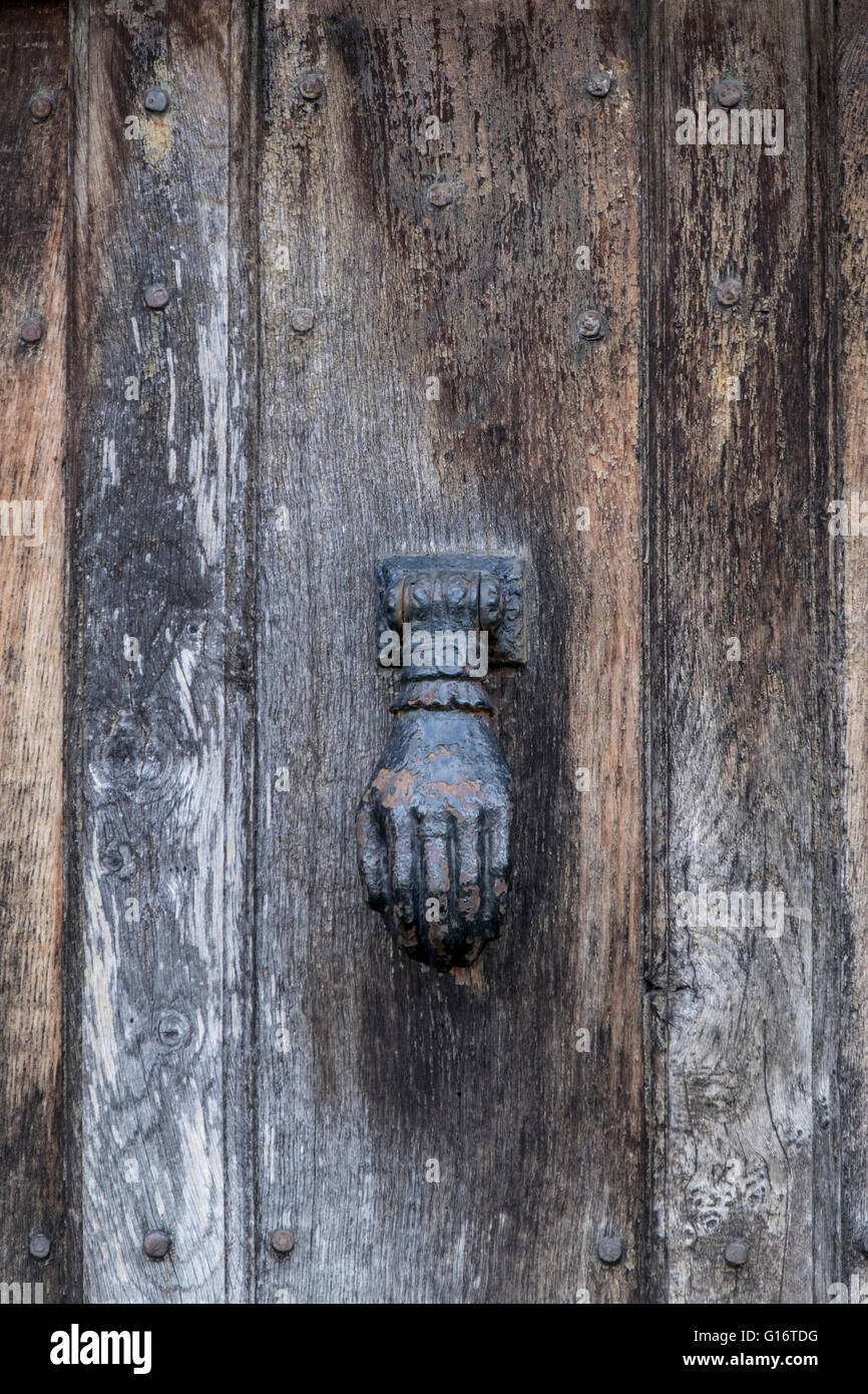 Heurtoir de fer sur la vieille porte de bois Banque D'Images