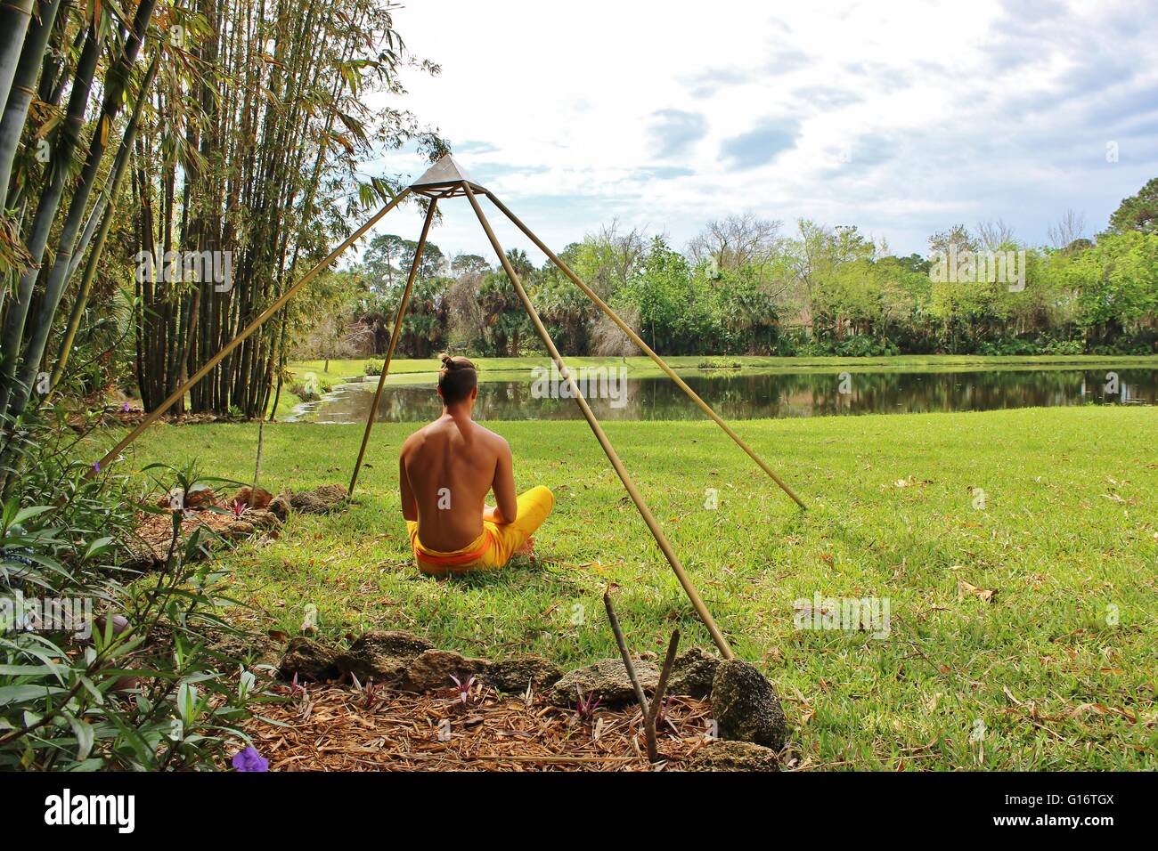 La méditation La méditation pyramide en cristal de quartz clair lac bamboo Banque D'Images