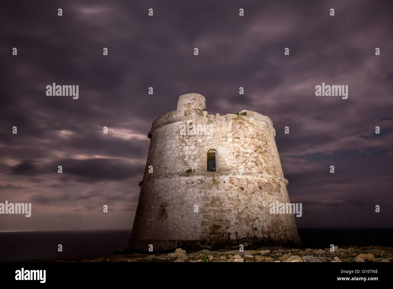 La tour d'es Garroveret C'es dans la nuit, près du phare de Cap de Barbaria. (Formentera, Îles Baléares). Banque D'Images