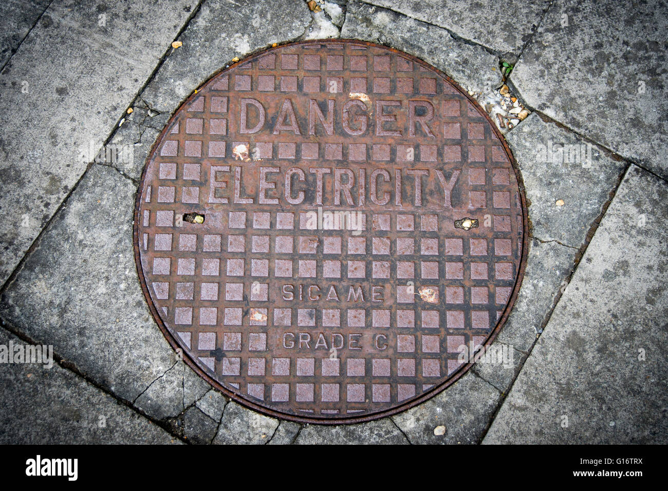 Couvercle en métal, le danger de l'électricité Banque D'Images