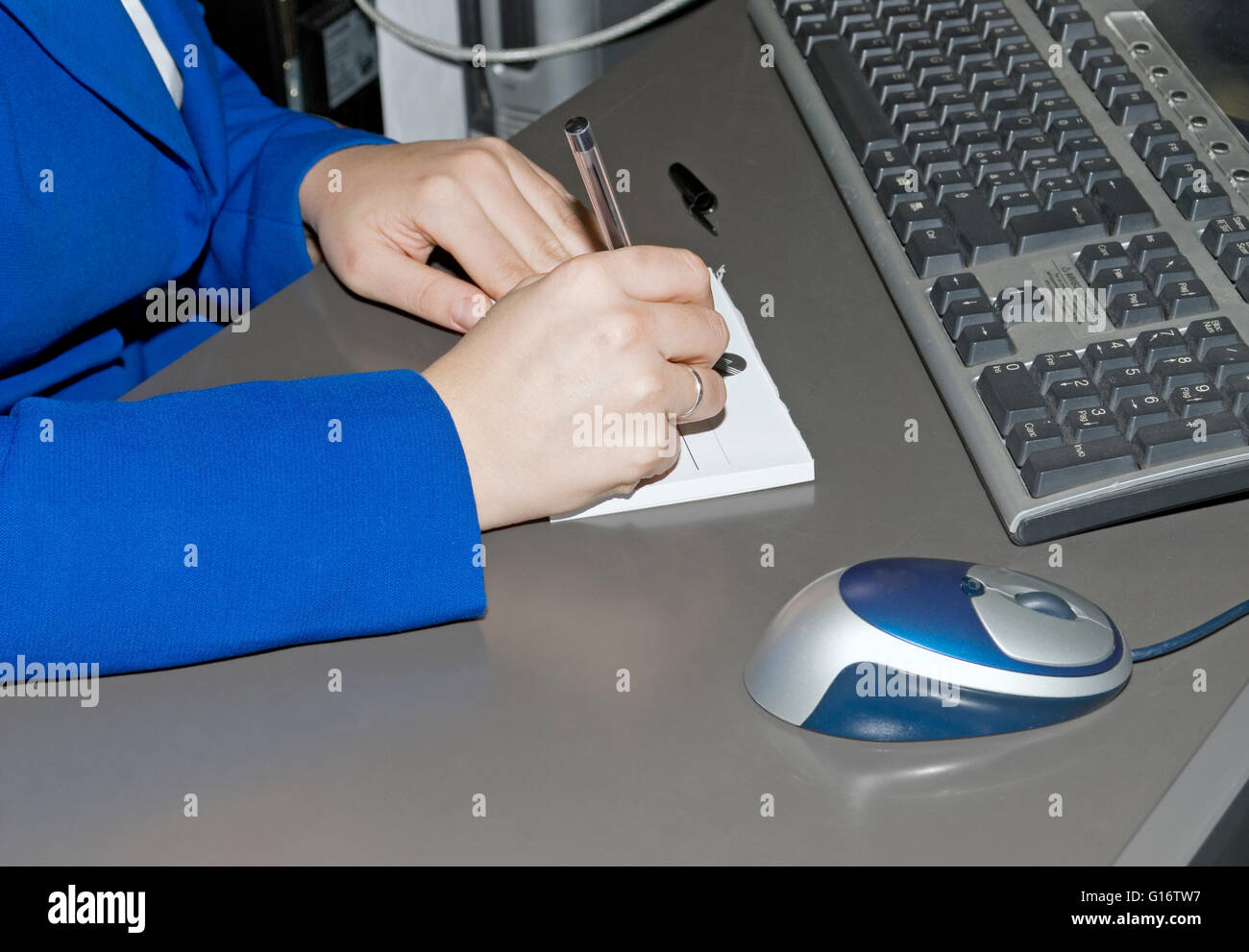 Femme écrit à l'office de tourisme 24 Banque D'Images