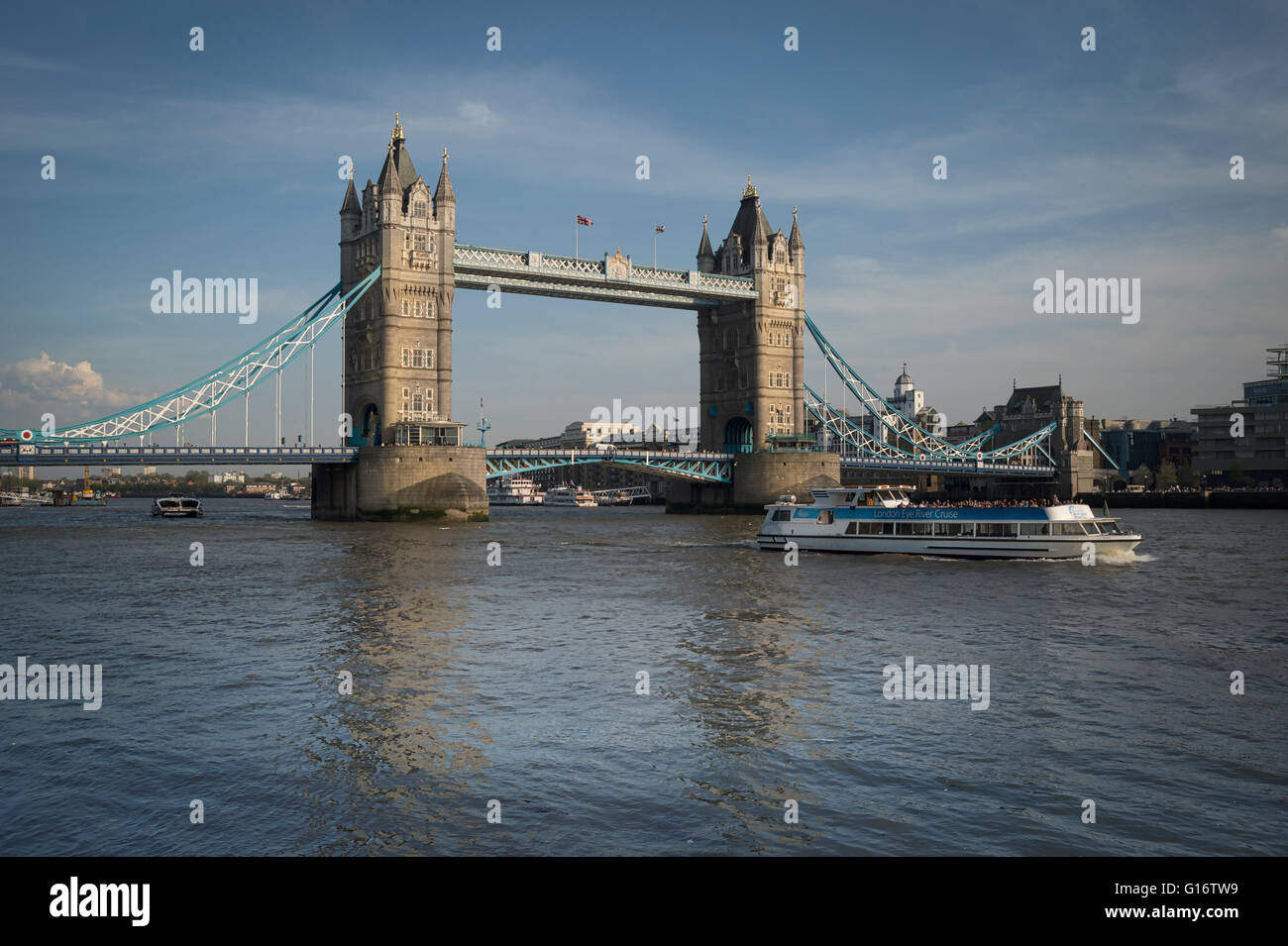 Tower Bridge, Londres avec croisière sur la Tamise Banque D'Images