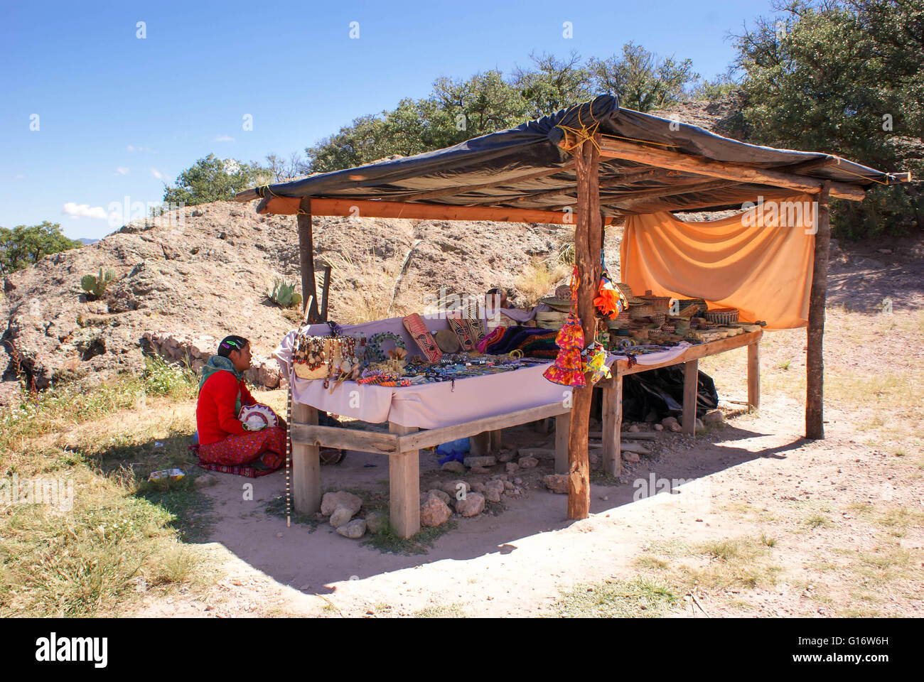 Tarahumara raramuri faite de souvenirs vendus par les Tarahumara femme dans le canyon de cuivre, Chihuahua, Mexique Banque D'Images