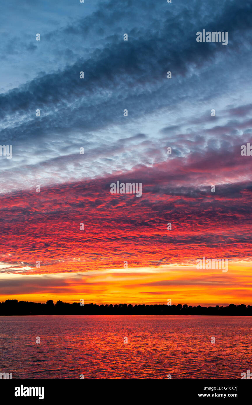 Cloudscape colorés de l'altocumulus au coucher du soleil, l'IJsselmeer, Pays-Bas Banque D'Images