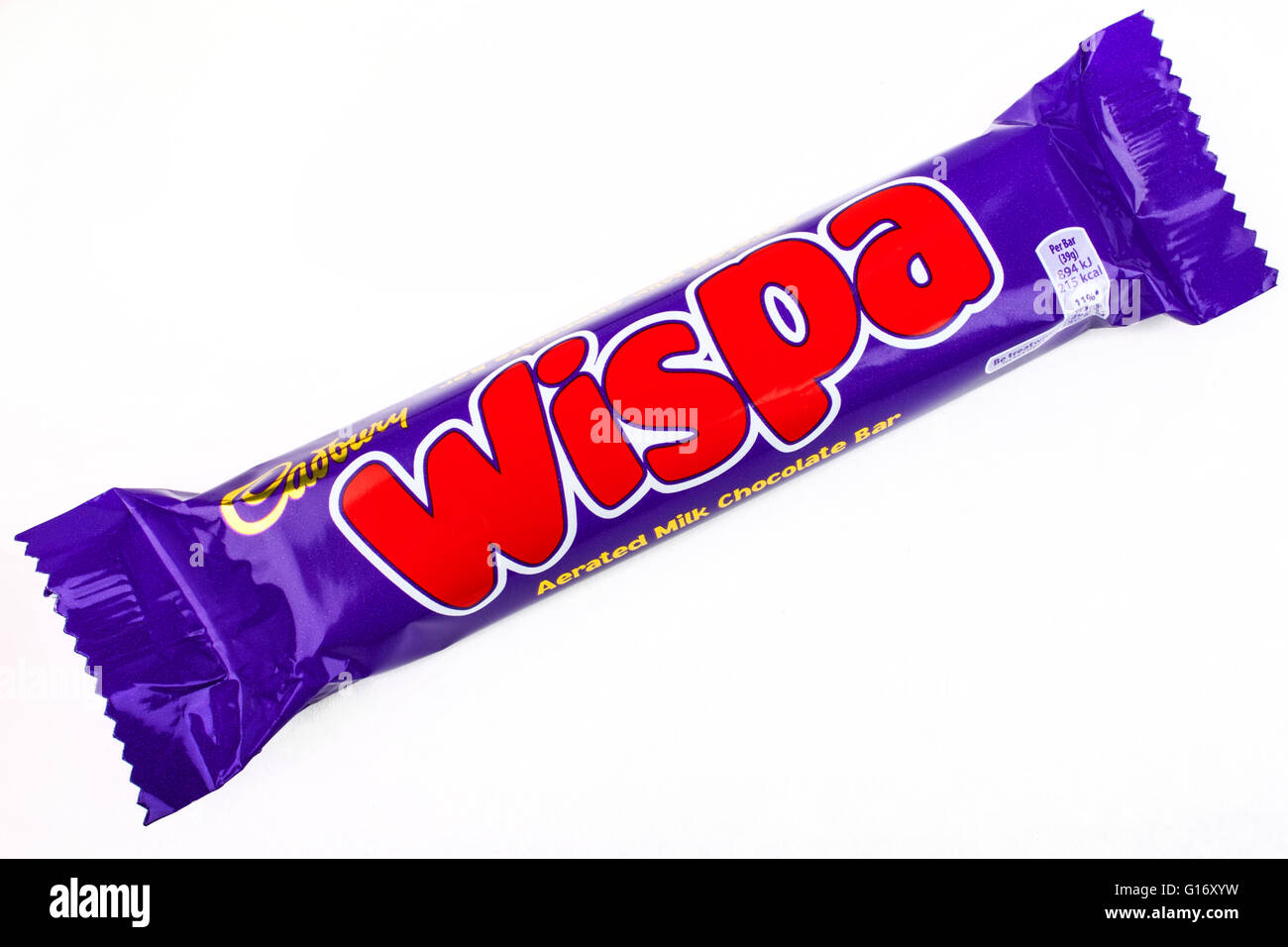 Londres, UK - 6 mai 2016 : une emprise Wispa barre de chocolat fabriqués par Cadbury, photographié sur un arrière-plan uni, blanc sur 6t Banque D'Images