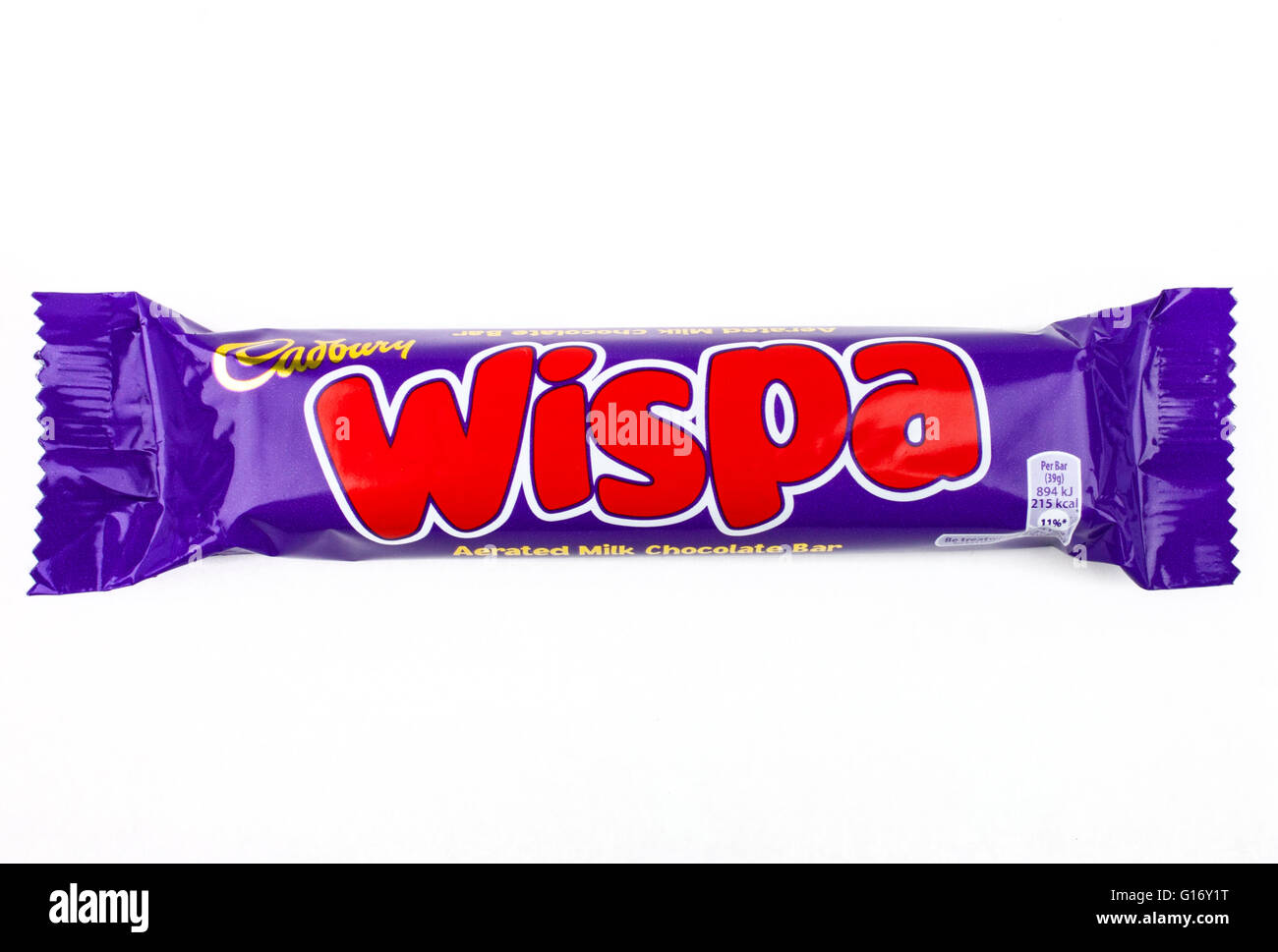 Londres, UK - 6 mai 2016 : une emprise Wispa barre de chocolat fabriqués par Cadbury, photographié sur un arrière-plan uni, blanc. Banque D'Images