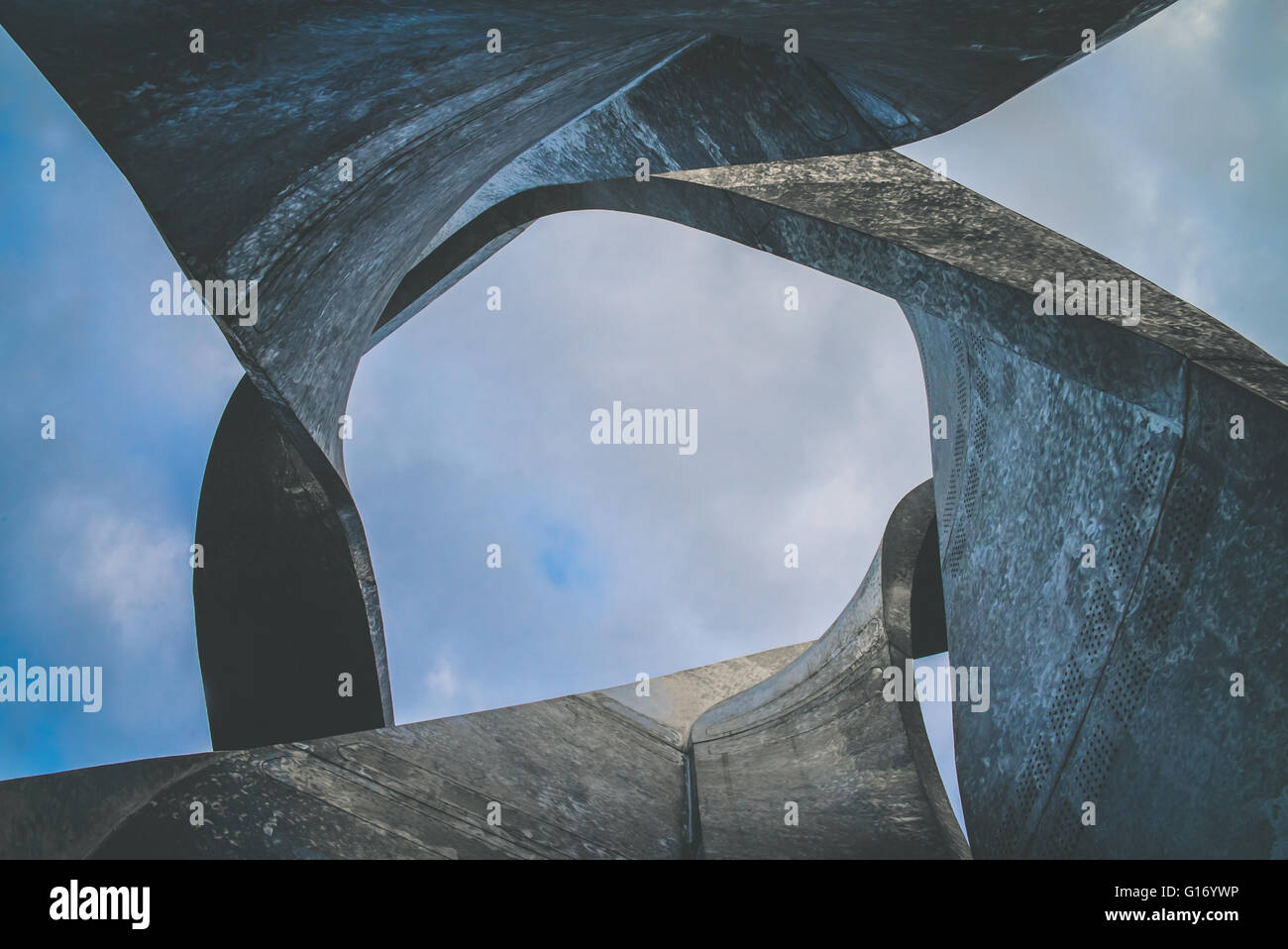 L'architecture futuriste de la ville moderne en une journée ensoleillée Banque D'Images