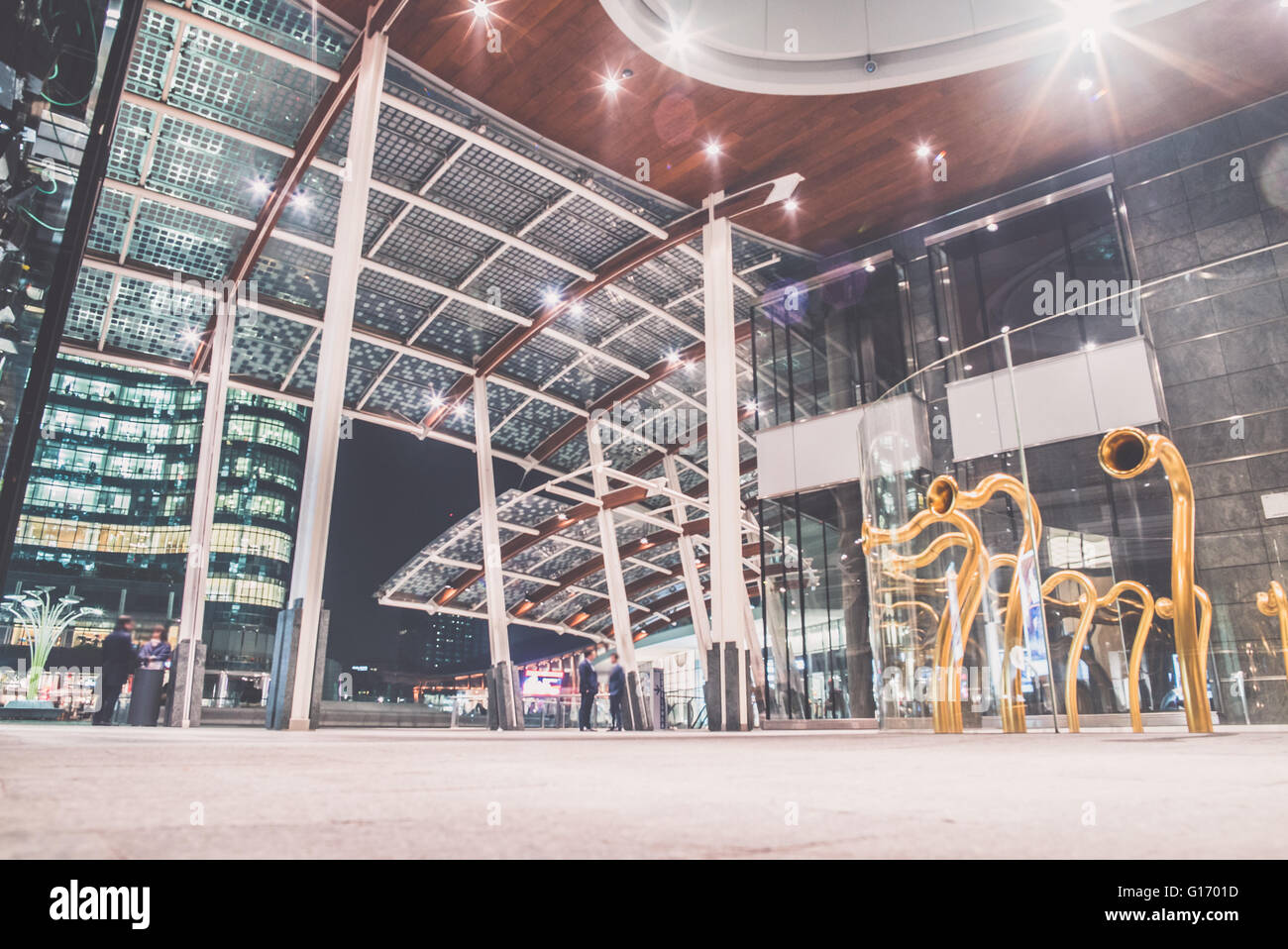 Walway de nuit dans la ville moderne Banque D'Images