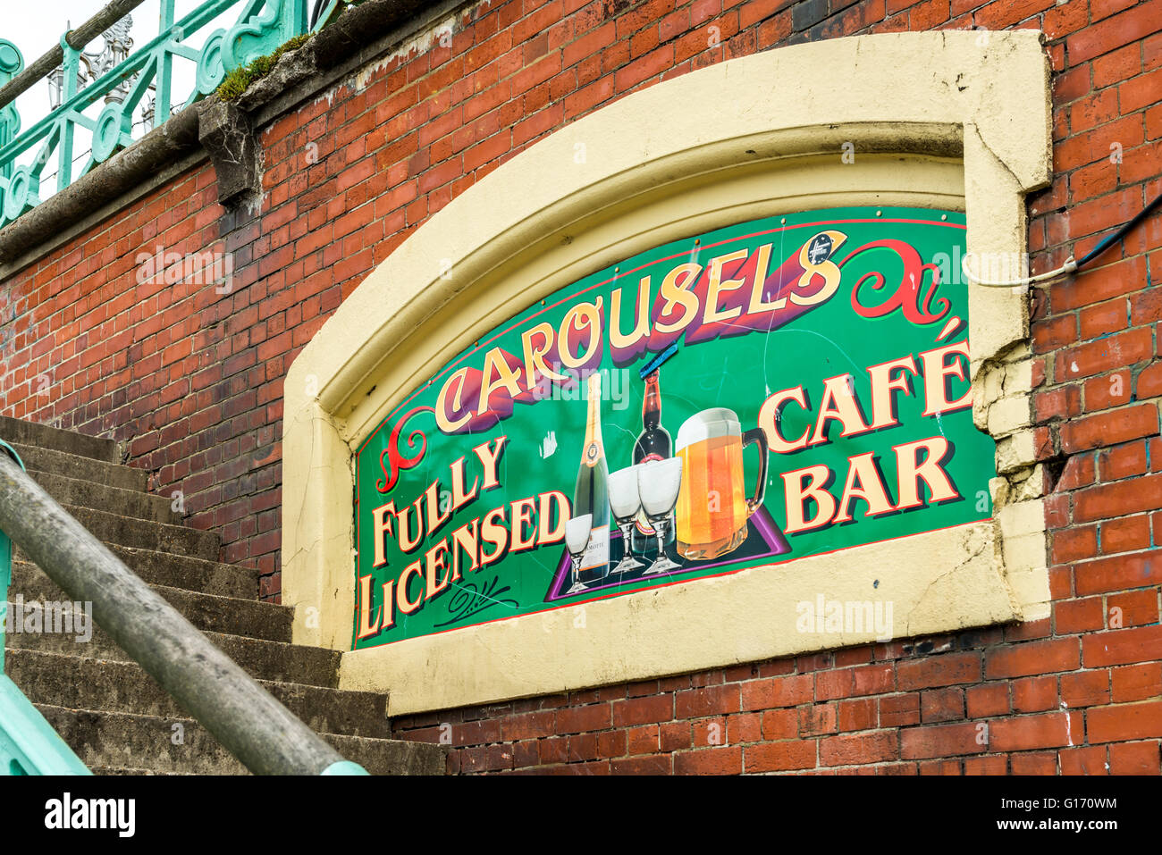 Brighton, Royaume-Uni - Mai 07, 2016 : Carrousels Cafe Bar vieux signe en détresse sur le bord de mer, Brighton, East Sussex, Angleterre, U Banque D'Images