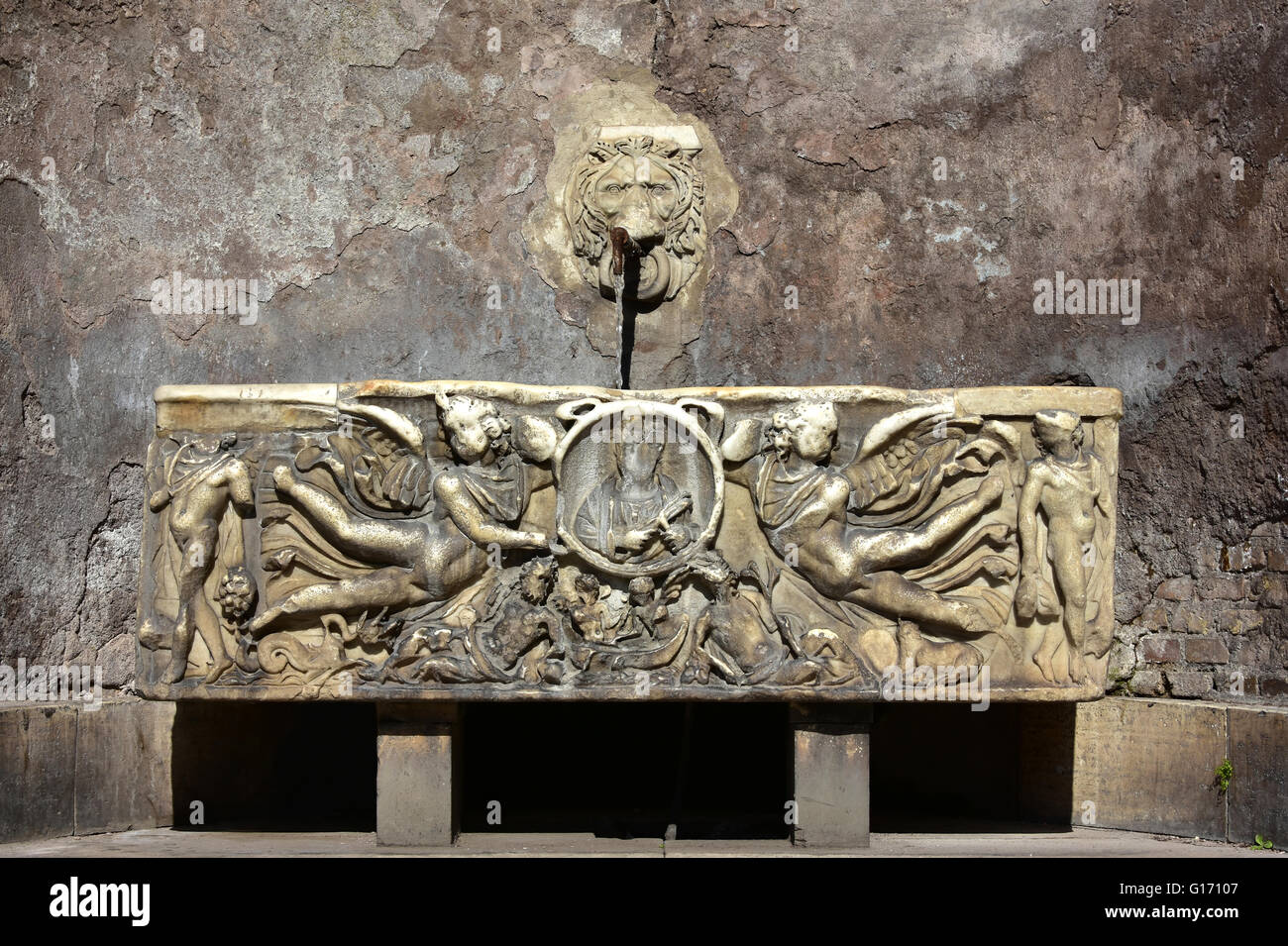 Fontana del Armande Altaï (fontaine de Sarcophage), très proche du célèbre Colisée de Rome. Un bel exemple de l'ancienne Rome Banque D'Images