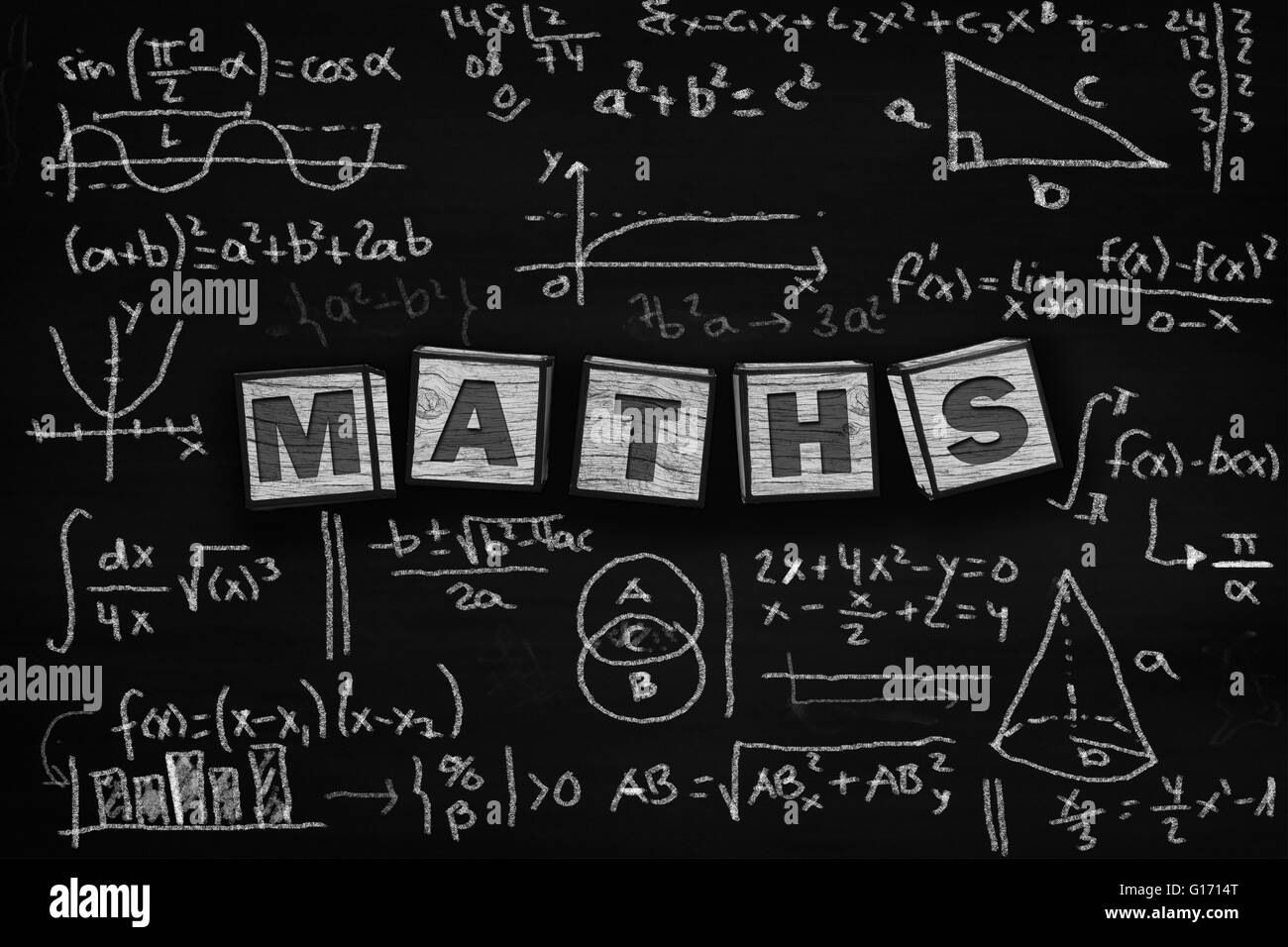 Dessin En Rapport Avec Les Maths Pour Page De Garde Quelques cubes en bois avec le mot mathématiques sur un tableau noir