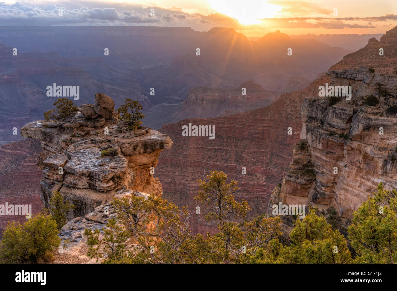 Le soleil perce les nuages dans l'est sur le canyon vu de Mather Point dans le Parc National du Grand Canyon, Arizona. Banque D'Images