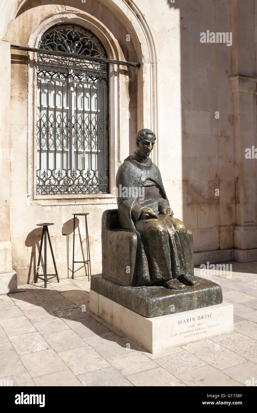 Statue de l'écrivain croate Marin Drzic, 1508-1567, Place Luza, Dubrovnik, Croatie. Banque D'Images