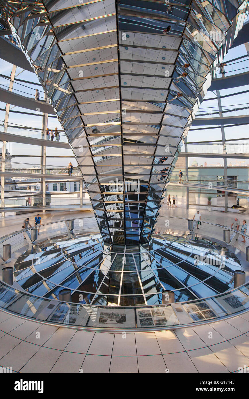 Vue intérieure de la coupole du Reichstag à Berlin, Allemagne. Banque D'Images
