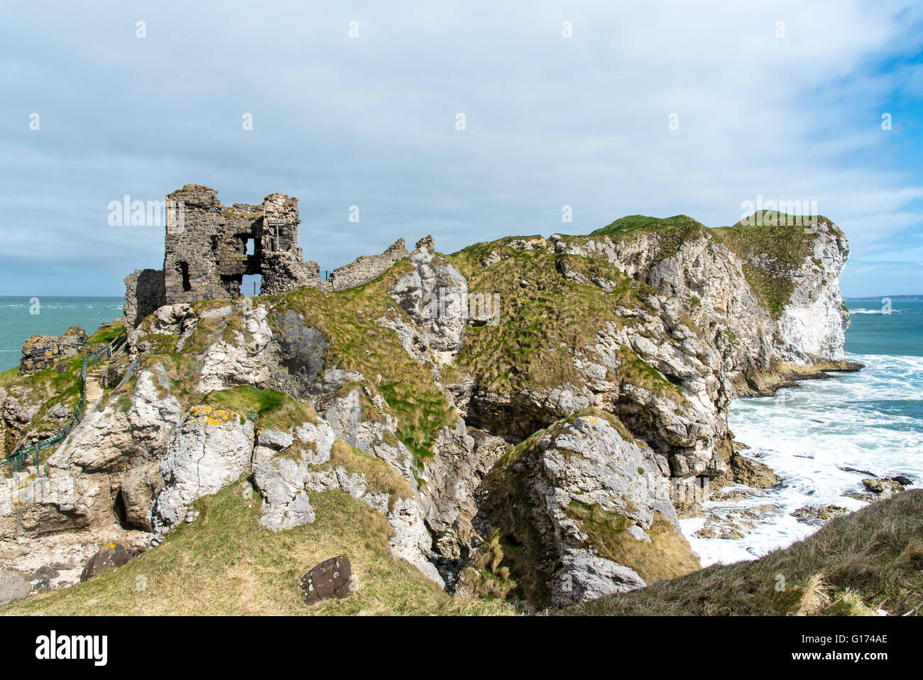 Kinbane Head et château, Co Antrim, en Irlande du Nord. Banque D'Images