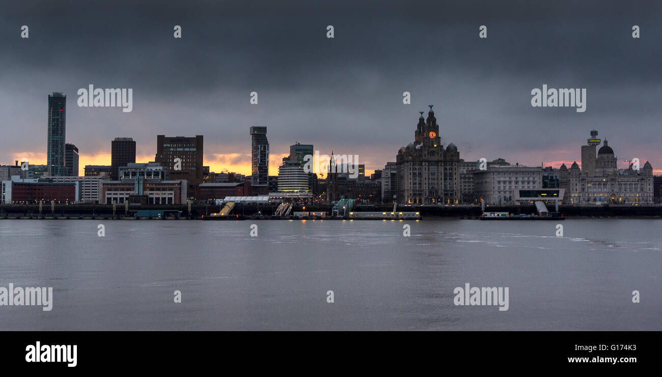 Le front de mer de Liverpool à l'aube. Banque D'Images