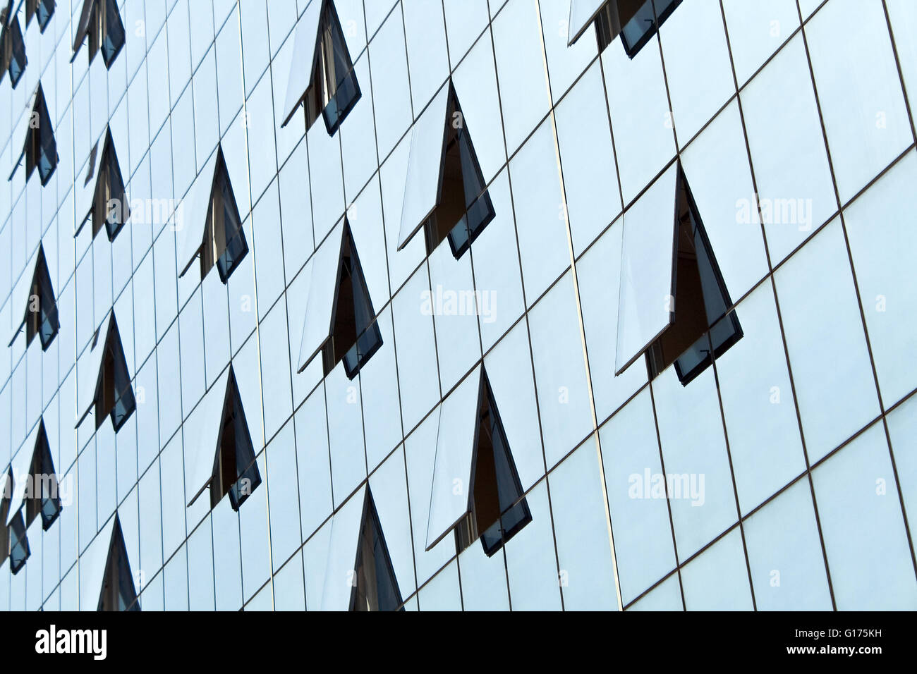 Mur de verre de bâtiment avec fenêtres ouvertes en arrière-plan Banque D'Images