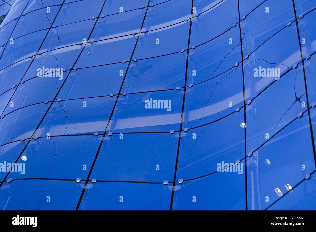 Arrière-plan de l'immeuble de bureaux moderne en verre Banque D'Images