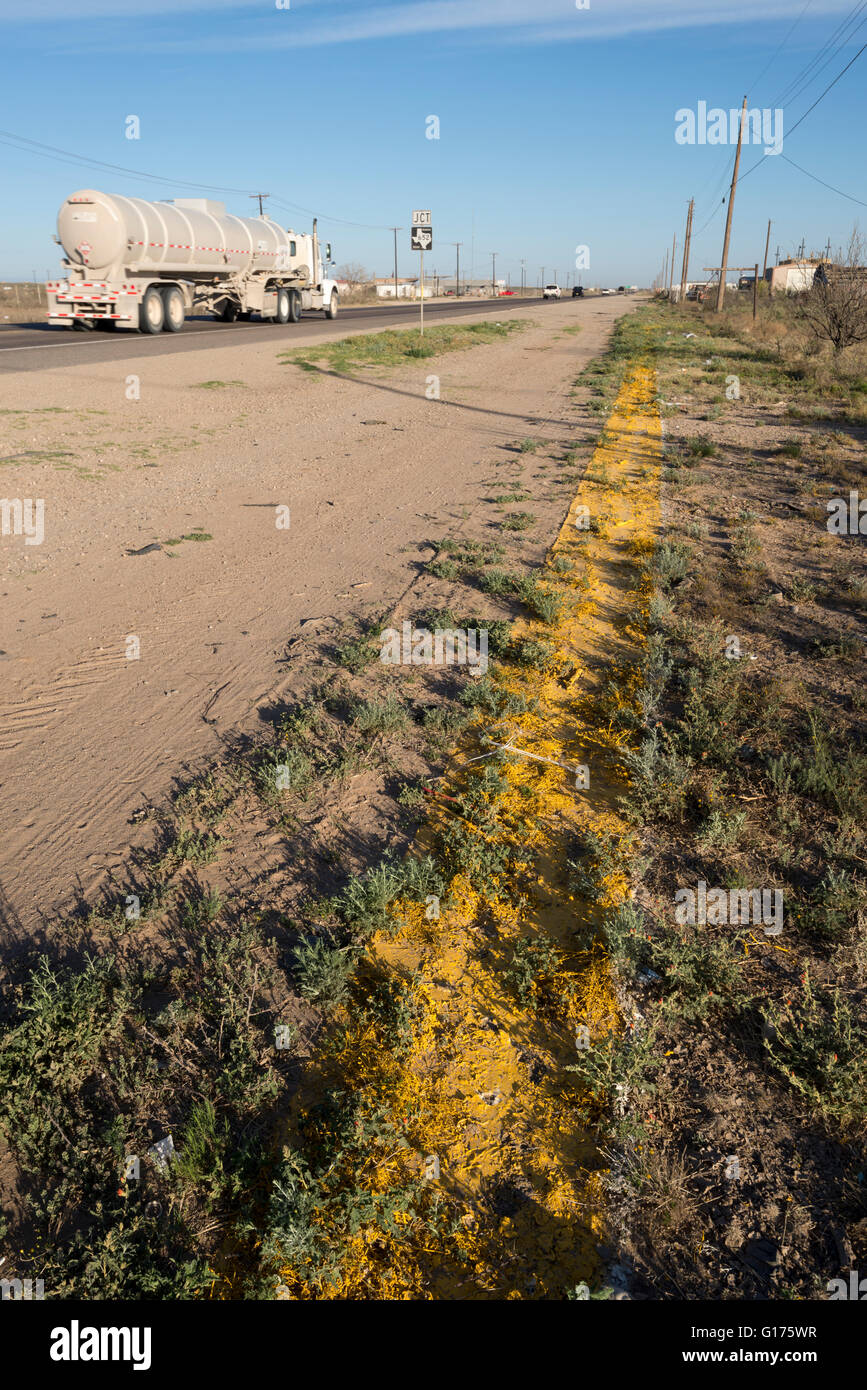 Peinture routière renversé ou objet de dumping sur le sol à côté de l'autoroute en Orla, Texas. Banque D'Images