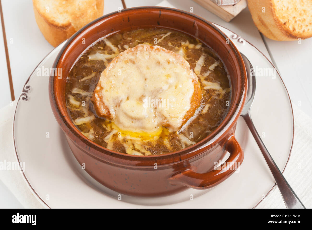 Soupe à l'oignon avec des croûtons grillés au fromage gruyère Banque D'Images
