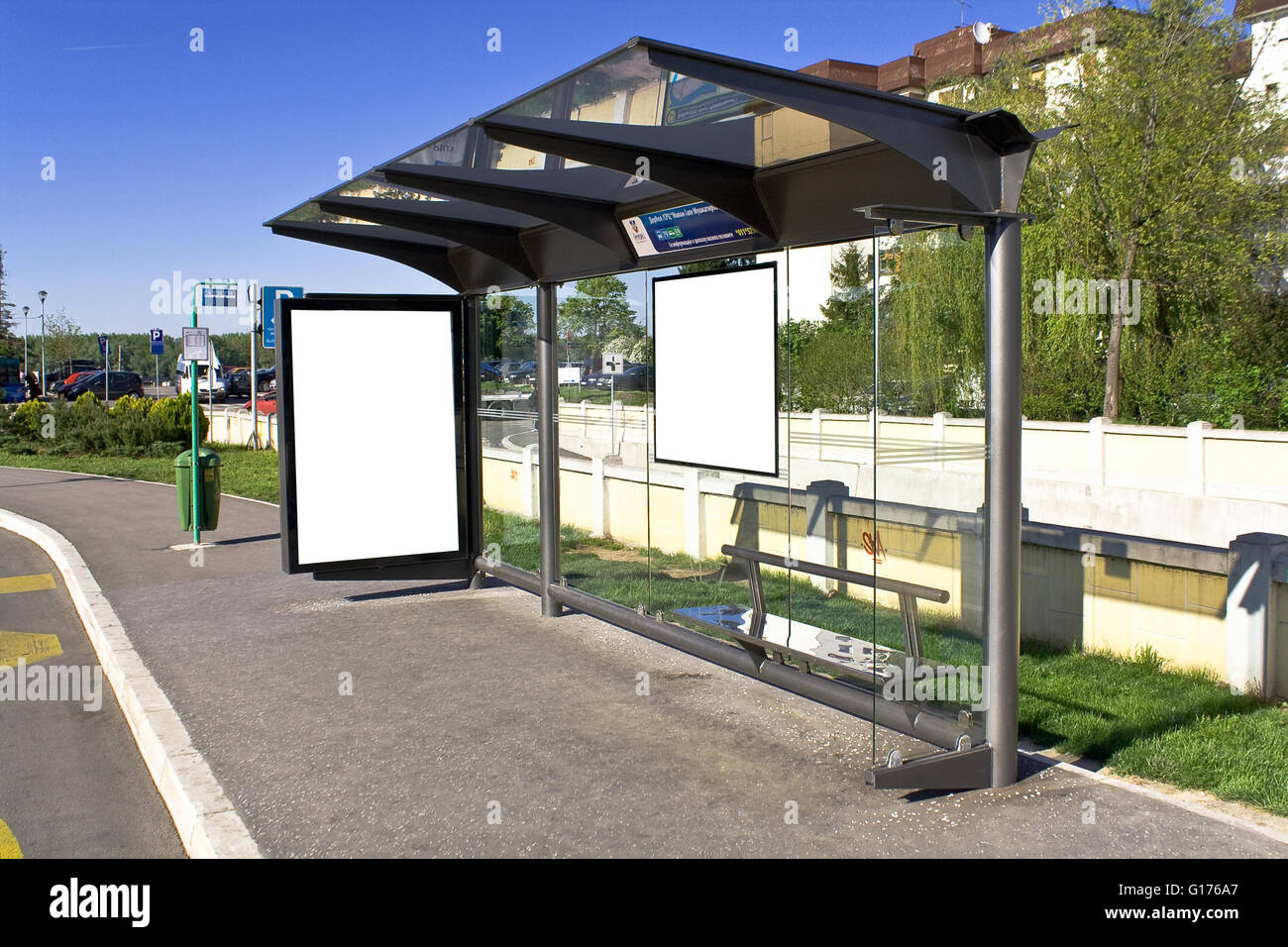 Un panneau blanc sur la station de bus Banque D'Images