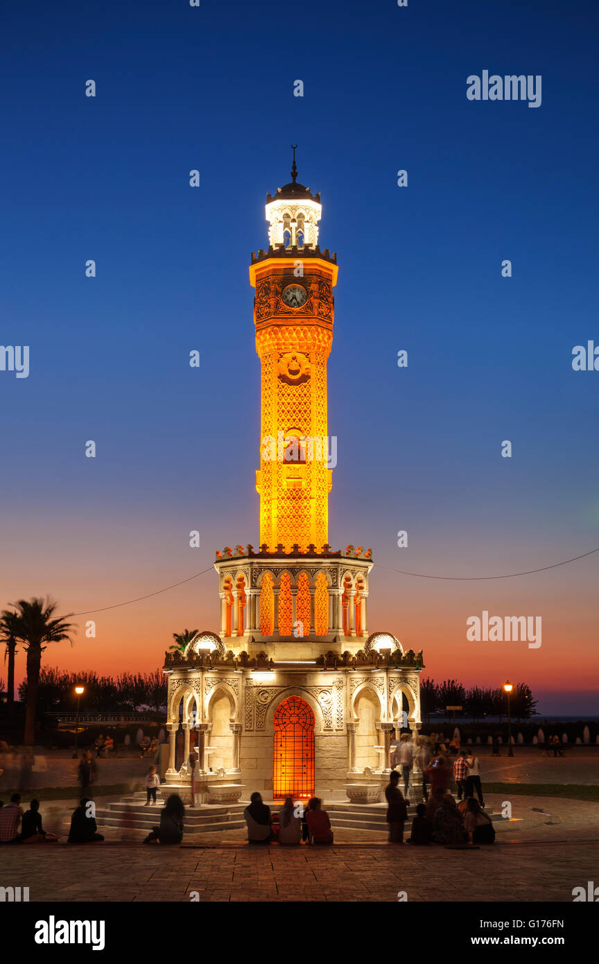 Tour de l'horloge d'Izmir de nuit Photo Stock - Alamy