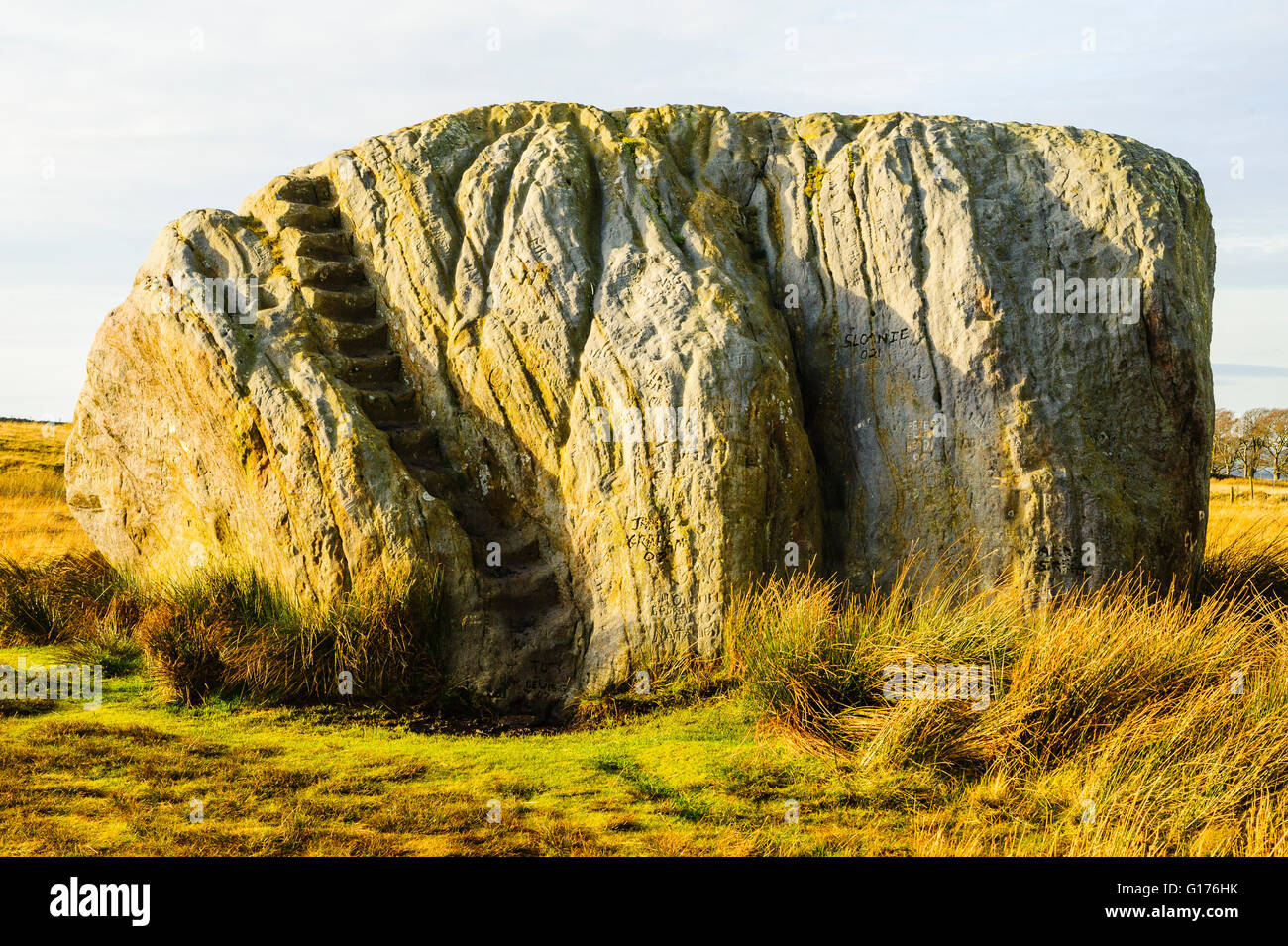 La grande pierre d'un grand bloc erratique Fourstones sur la lande sur la frontière au-dessus de Lancashire-Yorkshire Bentham Banque D'Images