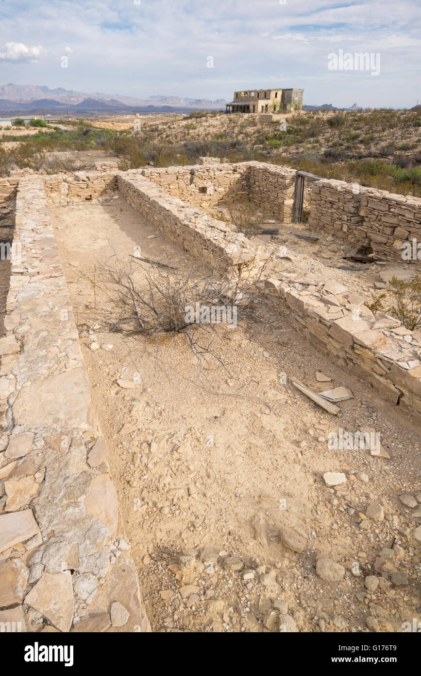 Ruines d'un bâtiment en pierre à Terlingua, Texas, une ancienne ville minière dans la région de Big Bend au Texas. Banque D'Images