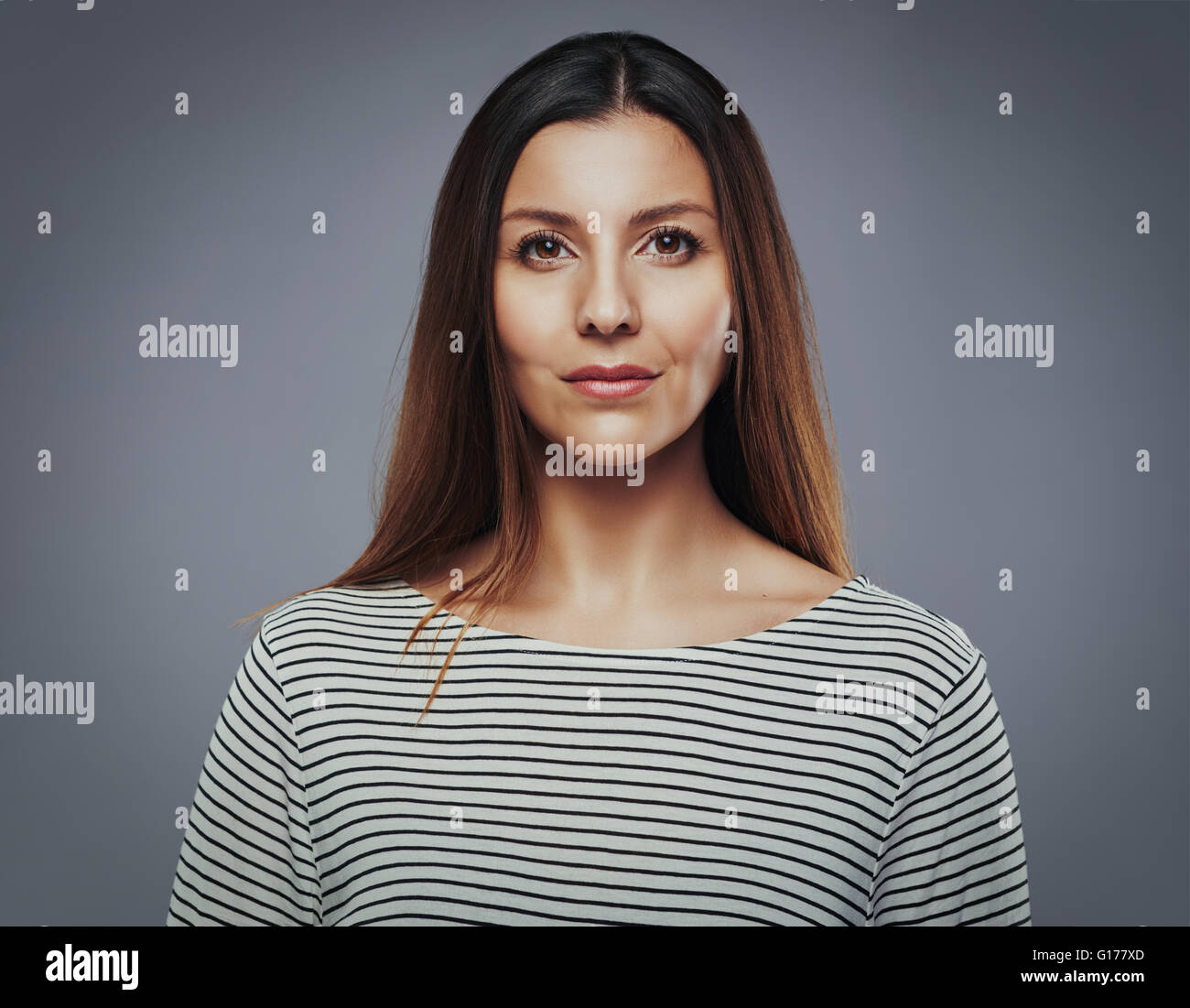 Belle jeune femme avec teint parfait sur un arrière-plan gris Photo Stock -  Alamy