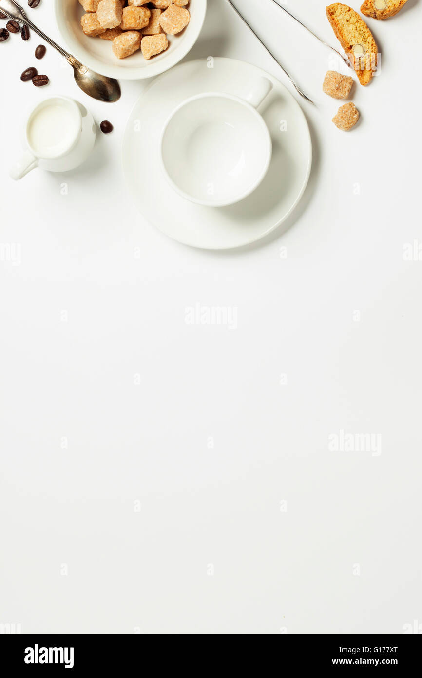 Vue de dessus de l'Espresso Café, lait et sucre sur blanc. Arrière-plan avec l'emplacement pour un texte Banque D'Images